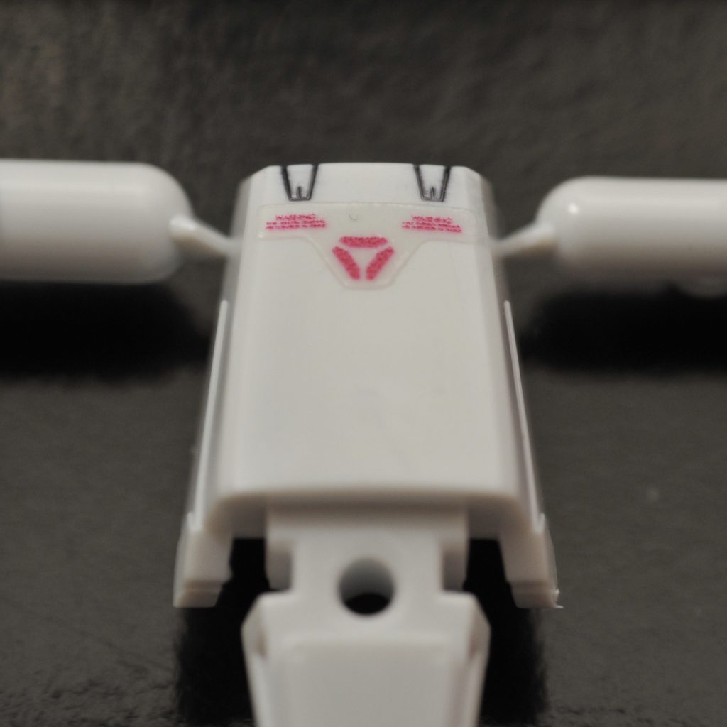 こちらは拡大すると“WARNING”の文字が。肉眼ではまず読めません(笑)