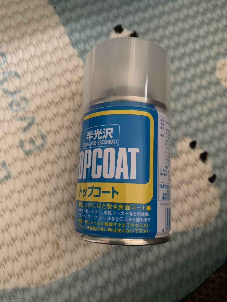 つや消しトップコートを買ったつもりが間違えて半光沢トップコートを買ってしまったので、まあいいかと思い、このトップコートを使いました。