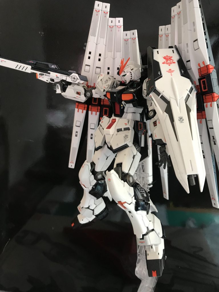 基本缶スプレー塗装なのですが、胸部を好みの色にする為メタルブラックにクリアブルーを重ね吹きして色を作りました