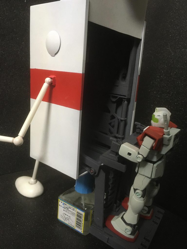 自分の持てる技術…それはギミックです。
中に稼働するリフトを入れてみました。
中の人はHGのジムです。