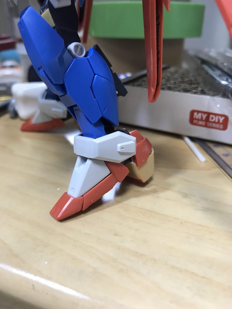 足をハイヒール化。これをすると脚がスラッと長く見えます。モデルさんと一緒ですね。