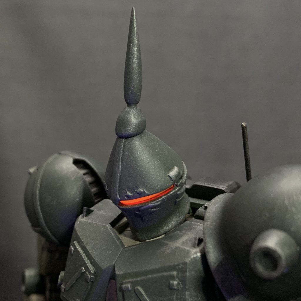 頭部の縦スリットを塞いでバイザー型センサーに
センサーは下敷きを使用しました