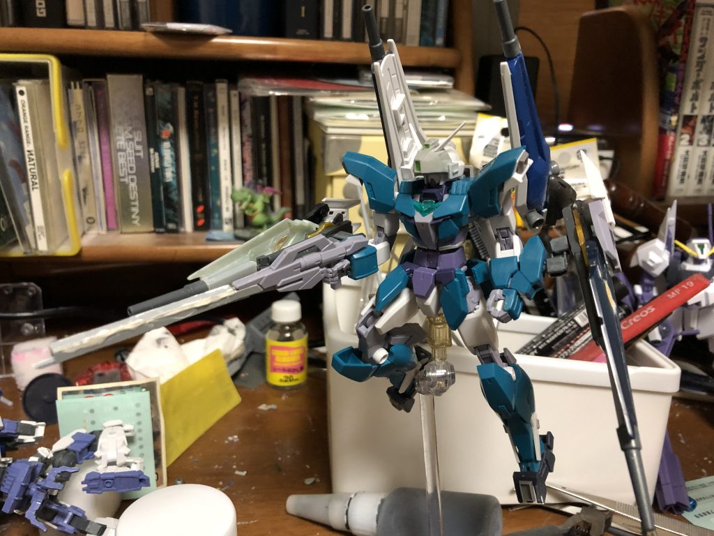 ## 最終版

　ライフルもユニットごとに変化が現れる部位なので追加パーツを自作。TRシリーズでライフルの追加ユニットといえばフルドトかなと思い、ヒートブレード付きのロングバレルにしています。
　プラ板の箱組で、ちゃんと取り外しができるようになっています。
　そのほかシールドバインダーライフルの銃口なども取り外せるようにして、塗装を楽にしています。