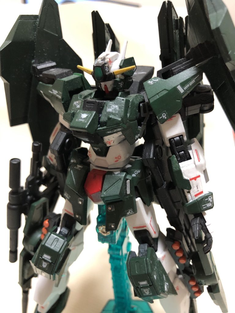 頭部のカメラは上下に可動します。