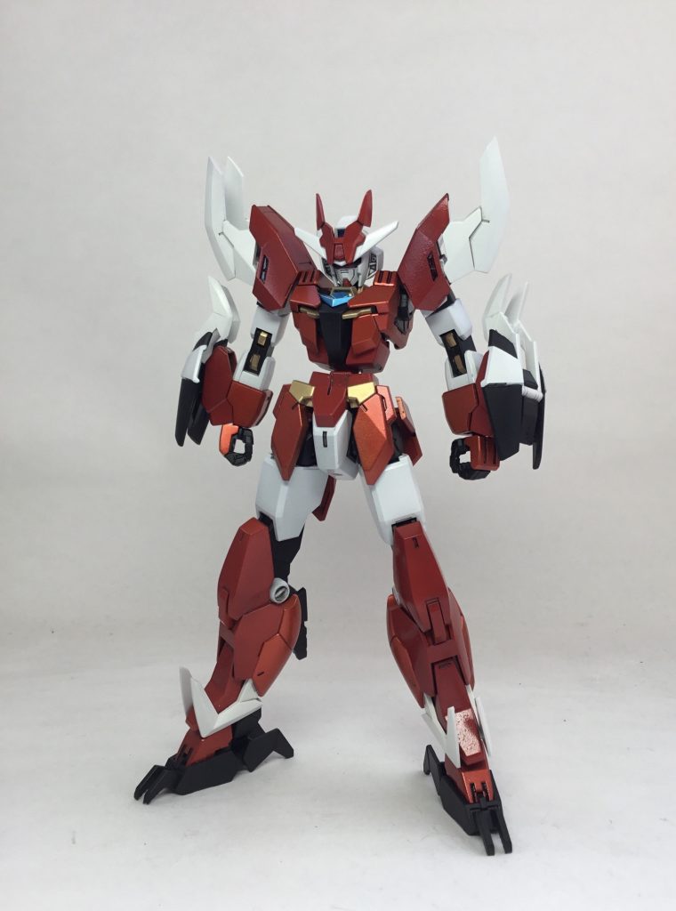 前から
この機体は赤がメインのカラーリングだったので、赤だけでも何色か塗り分けています。コアガンダム本体は普通のレッド、アーマーはゴールド下地からのクリアーレッド一回吹き(薄いメタレッド)と二回吹き(濃いメタレッド)で塗ってます。クリアー塗料は難しいですねw二度吹きした方は金属の質感というより、ガイアのプレミアムレッドみたいな感じになってしまいました💦足なんかは違いがわかりやすいと思います。どこを何の塗料で塗ったか考えてみて下さい!