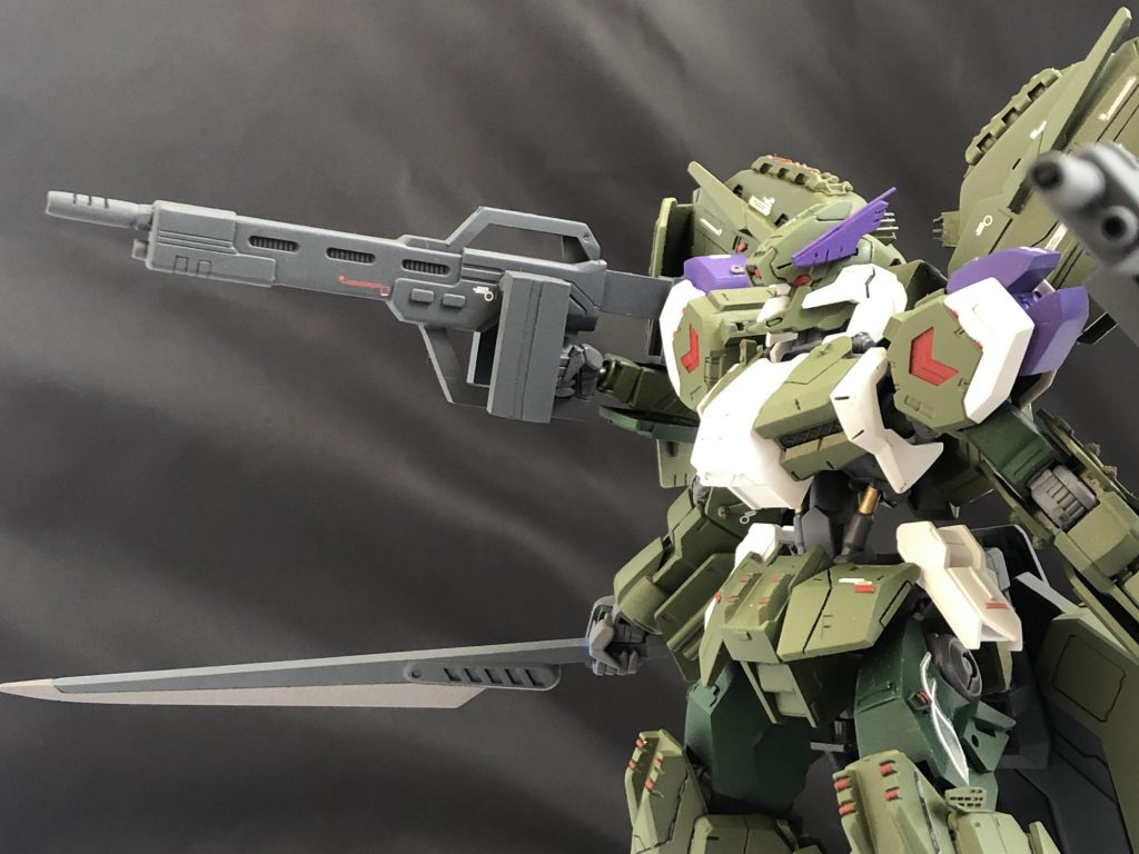 メインカメラは赤に。
アンテナはL型プラ板を差し込み基部に用い、1mm丸棒とプラ板で製作。
トライバル柄デカールはハイキューパーツさんのもの。