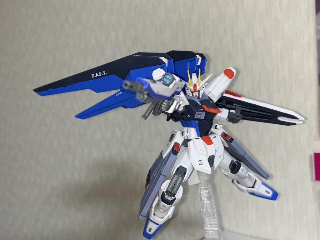 ビームライフルも青部分を塗装し、センサー(と思っている)部分はレンズ感を出したかったので、塗装ではなく市販のテープを貼ってあります。