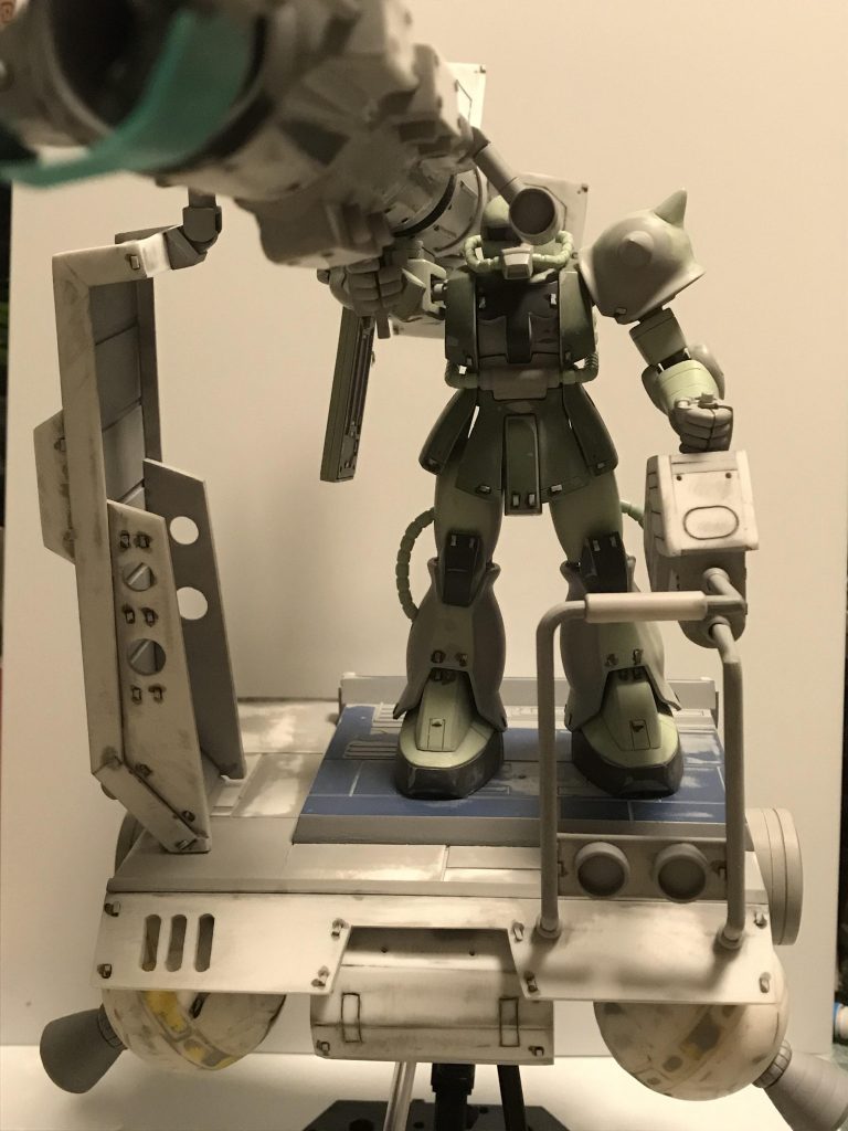 全体のほとんどがプラ板で、一部100均の物を使ってます。
台座をスキウレ用に改造して、メインの主砲は水道の給水パイプを使いました。
お立ち台は旧キットのジオングの台座で、左手のレバーはボールジョイントで可動します。
建築関係で働いているからプラモに使える物がタダで調達できて便利です。