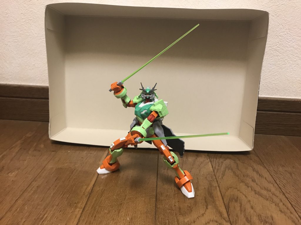 ビームサーベル計2基をマウントされている。ビームの色は緑色。刀身は細身だが、切断力はかなり高く、ナノラミネートアーマーにもダメージを与えられるほど。