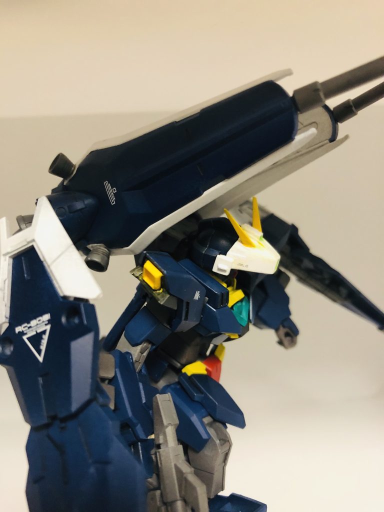 ## シールドブースター
　
　シールドブースターとバーニアが増設されたバックパック。頭部センサーとともにアドバンスド・ヘイズルの要素が色濃く現れている。
　先端にはビーム砲がついているため、シールドブースターの役割だけでなく、シールドバインダーライフルの役割も果たす。