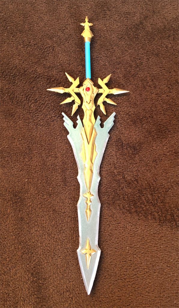 記憶の聖剣 エル・ヴァース三聖剣の一つである聖剣エル・ディーヴァの姉妹剣。刀身はオリハルコンで出来ており聖刻の三女神の力が宿る真・聖剣に数えられる。三聖剣同様に聖剣エル・ヴァースにも機兵用と人間用の剣が一本ずつ存在する。機兵用の剣は普段は異空間に格納されており、人間用の聖剣の持ち主が「現出せよ、エル・ヴァース」と詠唱する事で現実世界へと召喚される。人間用の剣は機兵用の剣を呼び出す為の端末の役割も担っている。