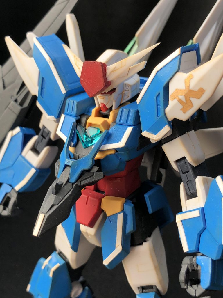 バストアップです
アンテナは前作流用ですが短いアンテナパーツを増設してディテールアップしています
また墨入れは追加したスジボリにオレンジのガンダムマーカーで行っているのみです
各所エッジはウェザリングで印影をつけています
左肩の「Ⅸ」はマスキングした後、彗星ホビーカラーのゴールドで塗装してます
トップコート前に1000番でヤスリ 、クリアカラーでコーティングした後、トップコートを吹きました