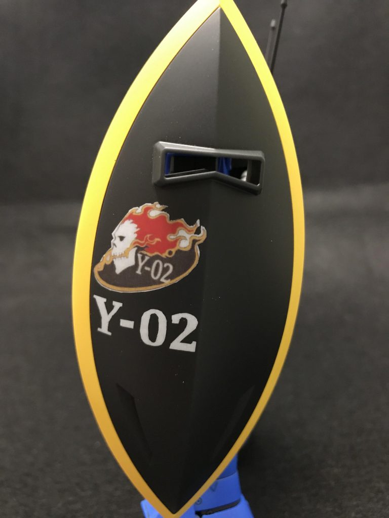 シールドの縁などはバンダイエッジが気になるので、削り落とし。デカールはいつもレーザープリンターで印刷させて(笑)もらっているので、白色は出力できません。過去作では白い塗料を塗ってからその上にデカールを貼っていたのですが、今回は白ベースのインクジェットプリンター用のデカールを見つけたのでレーザープリンター用デカールと重ね貼りしてみました。今後のオリジナルデカール製作の方向性が決まった気がします。