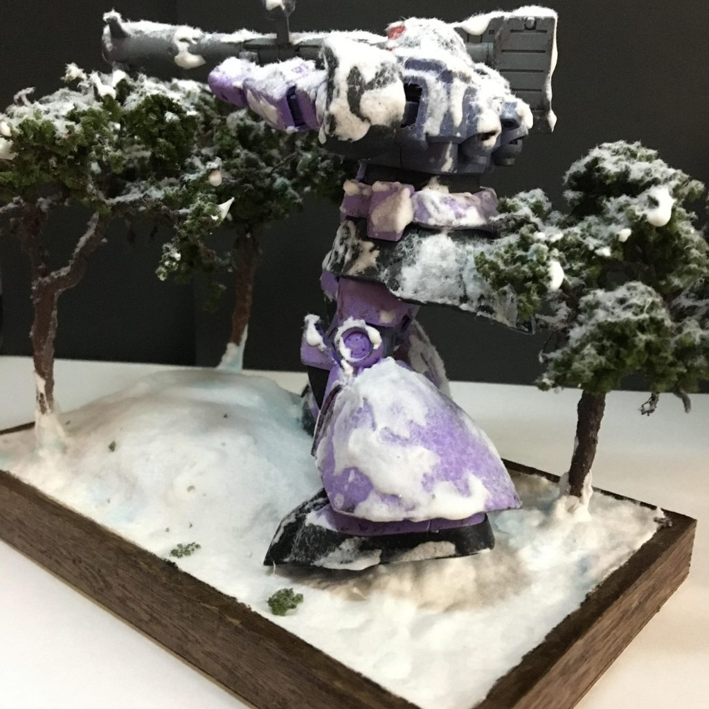 雪が積もった木から狙いすますドム のミニジオラマ–4枚目/制作者:ogagaga