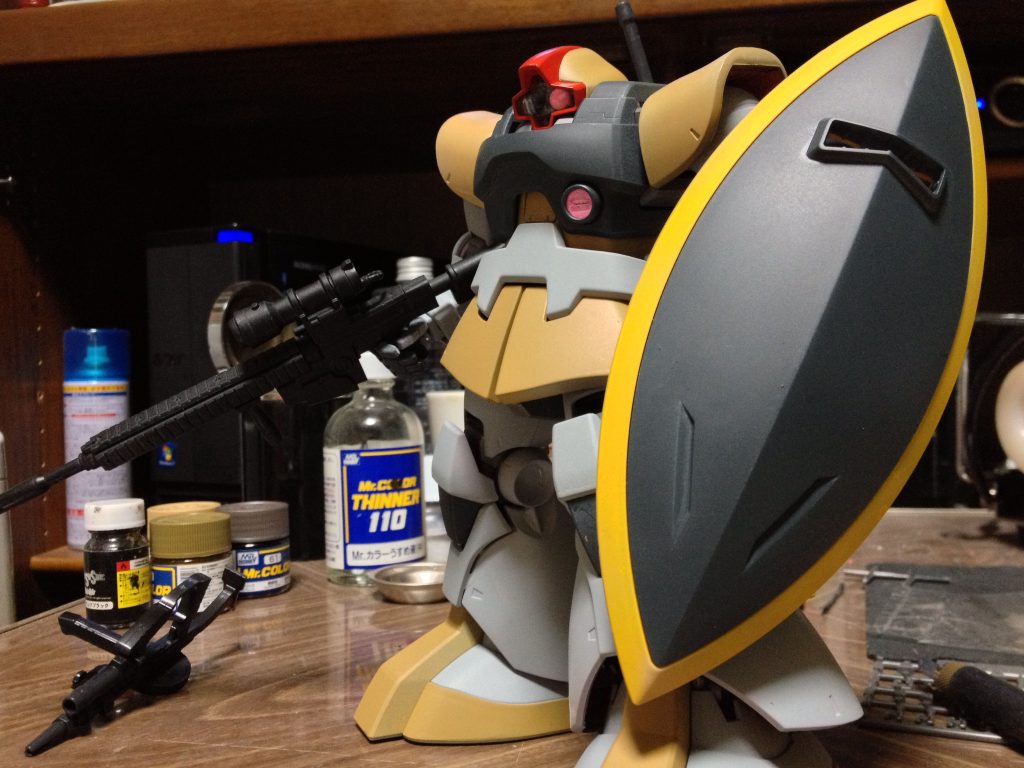 素体はシャア専用ドムをサンドカラーっぽく塗装したものをドボン(ドボン知らなかった)ではなくほぼ全てカッターとヤスリで落としてからミキシング