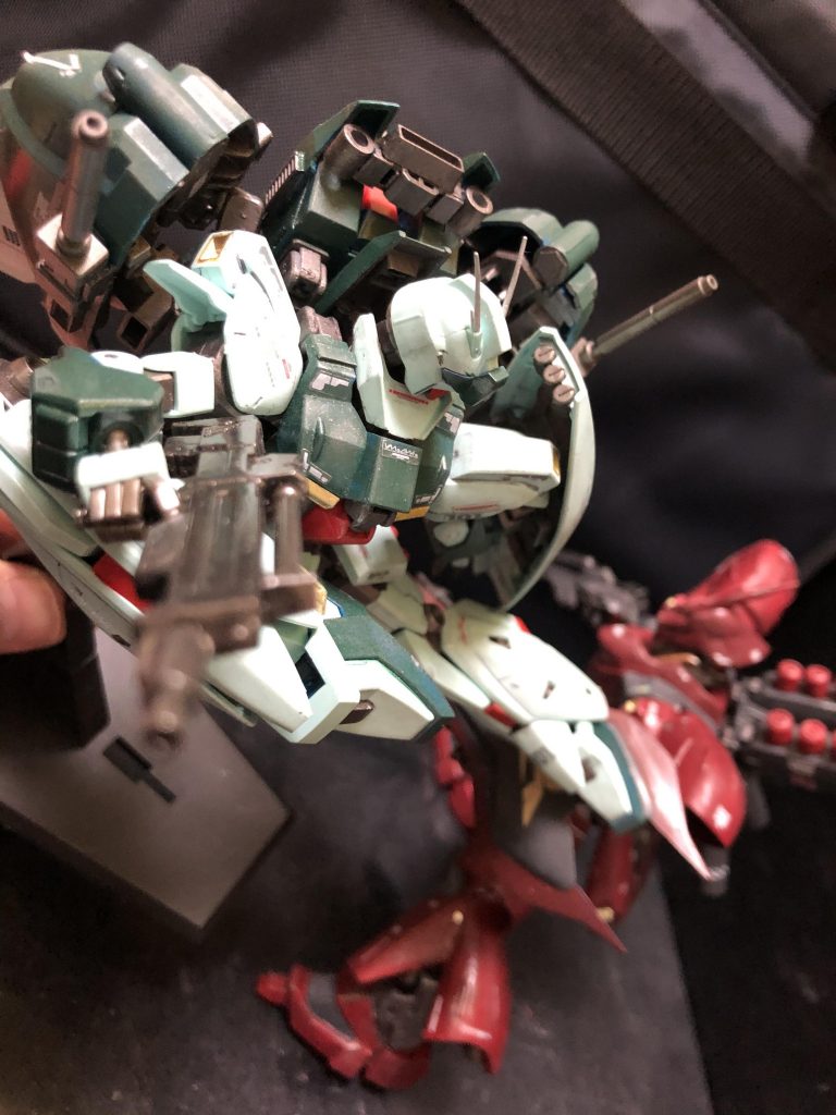 ララァ「喧嘩はやめて、アムロ。大佐。」アムロ 「ララァ・スン?」 シャア「え?ララァ?何処だ?私には何も感じられないのだが?」
アムロ「ララァ!シャアと僕を、一緒くたに自分のものにできると思うな。」ララァ 「意識が永遠に生き続けたら拷問よ。私はあなた達を見たいだけ。」アムロ 「そりゃあエゴだよ。」
シャア「え?色々造れるブロックの?」アムロ「そりゃあレゴだよ。」シャア「え?私の実写版割れてるやつ?」アムロ「そりゃあアゴだよ。」シャア「今回の映画“逆襲のシャア”ってんだけどフォントカッコいいよね?」アムロ「そりゃあロゴだよ。フリ下手くそかっ!シャア!」