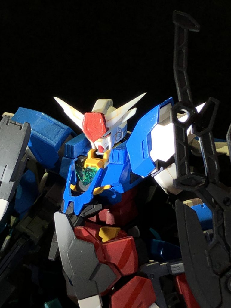 頭部接写です。
アンテナや顔の側面にいれたスジボリが見えるかと思います。
このスジボリはムーンガンダムを参考にしました。