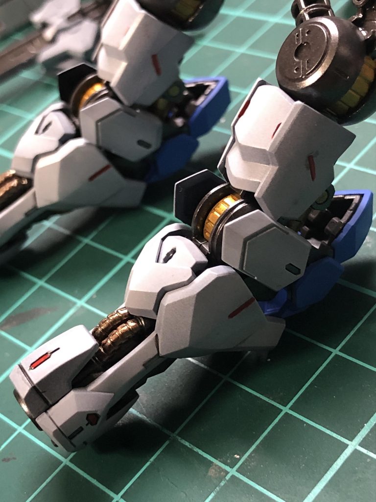 細かい部分はエナメルレッドなどで塗装しました