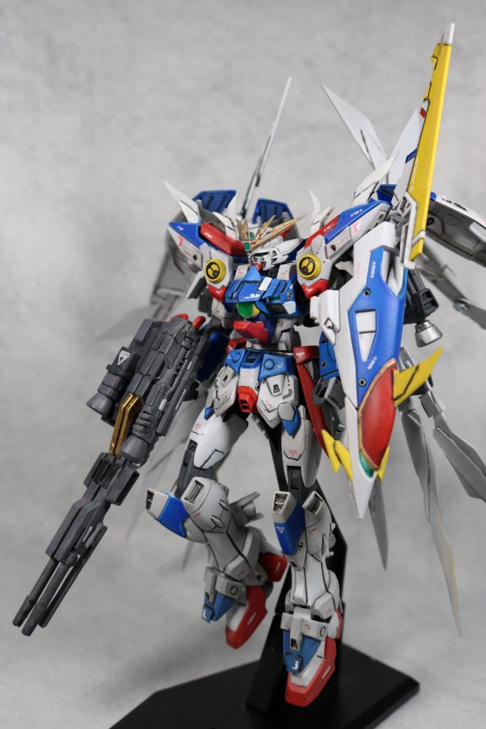 人類が自らの意思で戦争の次へと進まない誤った選択をするのならば、
たった一騎の英雄によってすべての戦闘を終わらせる、
という思想の元に設計された、単機での圧倒的攻撃力と継戦能力に秀でた機体。