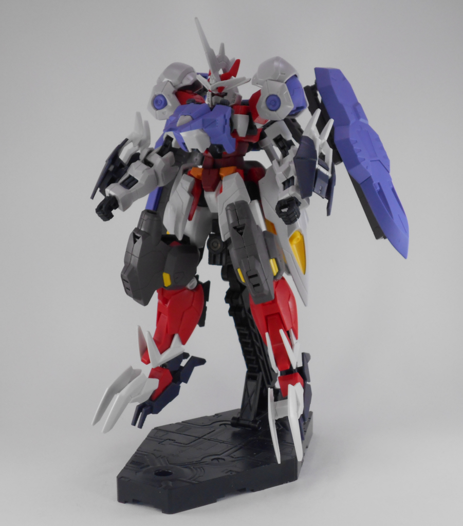 塗装前の仮組み状態です。アーマーの着脱部分の工作に自信がなかったため、マーズフォーユニットの装甲にキマリスの装甲を被せていく方式をとりました。そのため、若干着ぶくれしたようなスタイルになってしまいました。手足が長いのでなんとかバランスが取れている感じです。
足のクローは余った肩のパーツを上手く再利用できました。
本当はサポートメカに装甲を着せるのもやりたかったのですが、各パーツが大きくなり噛み合わなくなってしまったため断念しました。