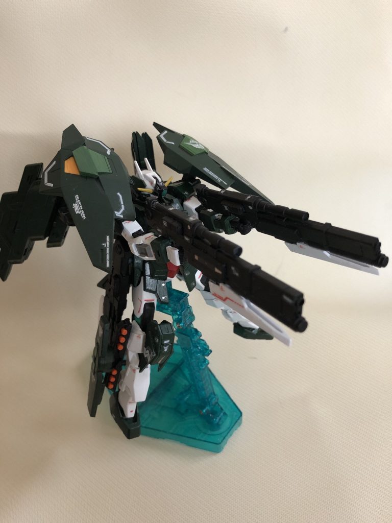 ビームライフル構え。
手持ち用のは背中に、ビット用のライフルは腰に付けています。