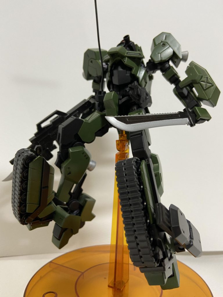 また高所へ打ち込むことで機体を持ち上げることができる
脚部のクローラーユニットと合わせて崖やビルなどを駆け上がれる