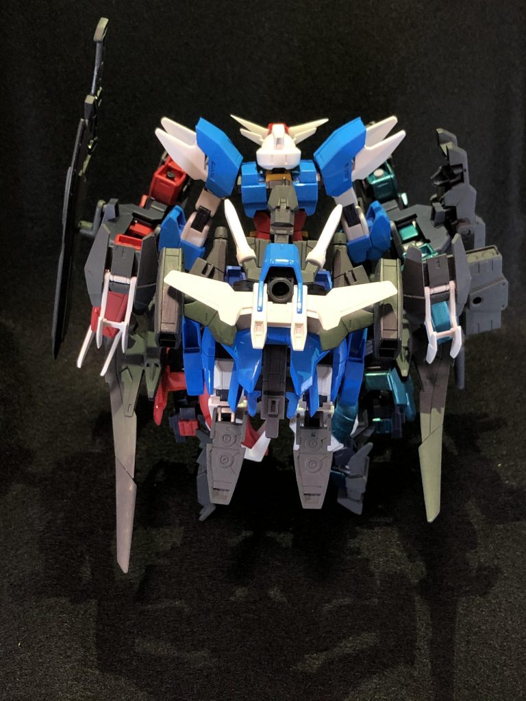 背面です。
腰のブレードがよく見えています。
またバックパックのビームサーベルを使うのはできなくなっています。