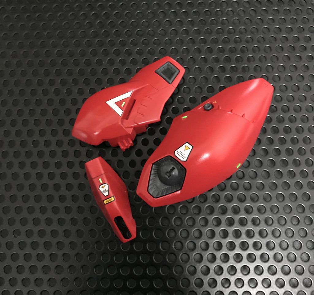 外装の赤。塗装後にグリーンチップと水転写デカールを貼った状態です。ここから光沢クリアーを1度吹きデカールの段差を消してからつや消しを行いました。