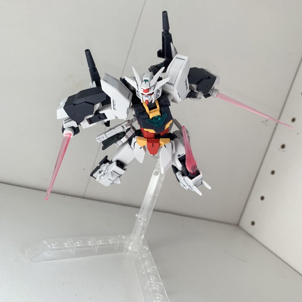 ビームサーベルが膝からも発生させれます