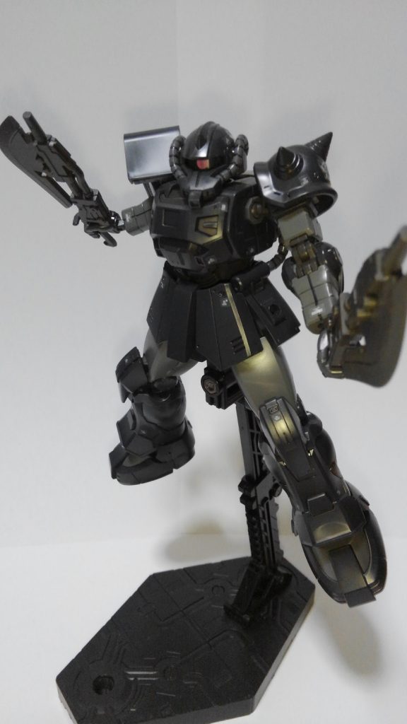 特徴的なヒート・ホークを両手で構え。
キットとしてはオリジンシリーズの中では後発ということで
脚パーツの分割など、ゲート跡が目立たない作りでパチ組でも
素敵な出来上がりとなりました。
武装として専用の4連装マシンガンに専用ヒート・ホーク2本という中々に
豪華ではあるものの、「バズーカ好き」としては少し物足りなさを感じつつ。
これも今回はパチ組でしたが・・・
つや消しで仕上げてみても映えそうで中々面白そうですね~