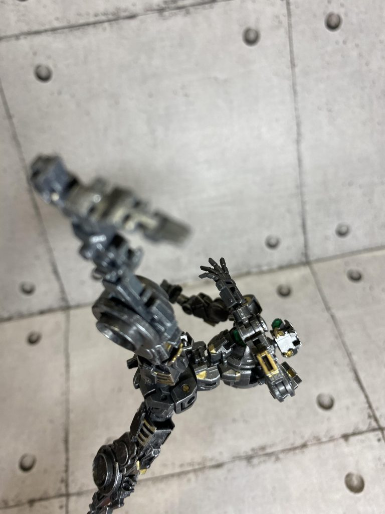 てきとーにポーズ②
キックのはずがなんかファイ○ートルネードみたいになった……
以上素体塗ってみたでした
パーツ付けてみたは早くて一週間後くらいですかね
よければそっちも見てってください
ここまで見ていただきありがとうございました