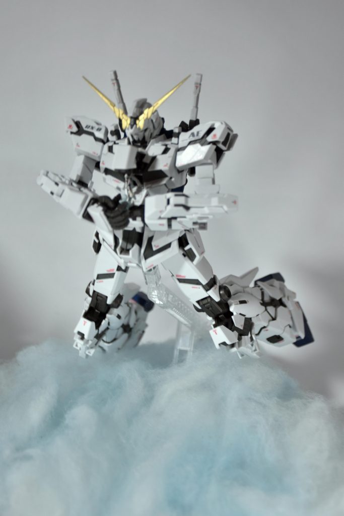 全体像はこんな感じ。コクピットからバナージが離れたことによるサイコフレームが光を失った状態を再現し、また上空でのシーンを思わせるよう台座の上を雲を模した綿で覆いました