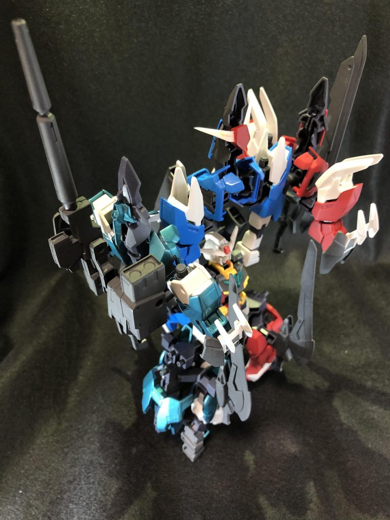 FTS形態の裏です。
中心にコアガンダムがいることが確認できます。
腕はアースアーマーと接続。
足は見えませんが前述した3mm穴にブーツの裏側に接続した3mmプラ棒を挿しています。
プラ棒はランナーから切り出しました。

膝に当たる部分にソードをつけていますが、これはランディングギアの役目と地上の相手をすれ違いざまに切るためにあります。

また先端の裏にガンダムアンテナを付けています。
こちらは後述します。

そして、お待たせしました。
MS形態です。

ヒロト「コアチェンジ……FTS to BST！」