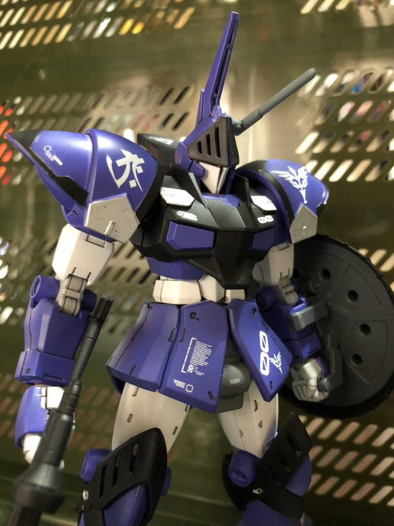 頭は白抜きマスクに光学センサーの代わりにガッチリしたアンテナを付けました👍🏻
ツノも逆にしました✨