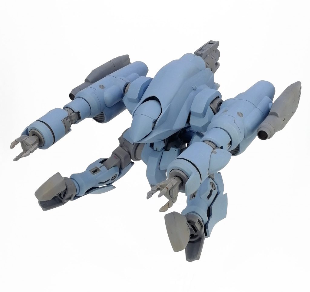 変形！
というかこっちが通常の巡航形態。ジオンMA部系ゲテモノ飛行機形態。
頭部を閉じて格納し、腕を直線状に配置、足を反転して伸ばし踵をマニピュレーター状に閉じ、尻尾を後方に伸ばすように開く。
変形と言うにはあまりにも単純な動きしかしてないですがなかなか大胆なシルエット変化は出来てるかなと。