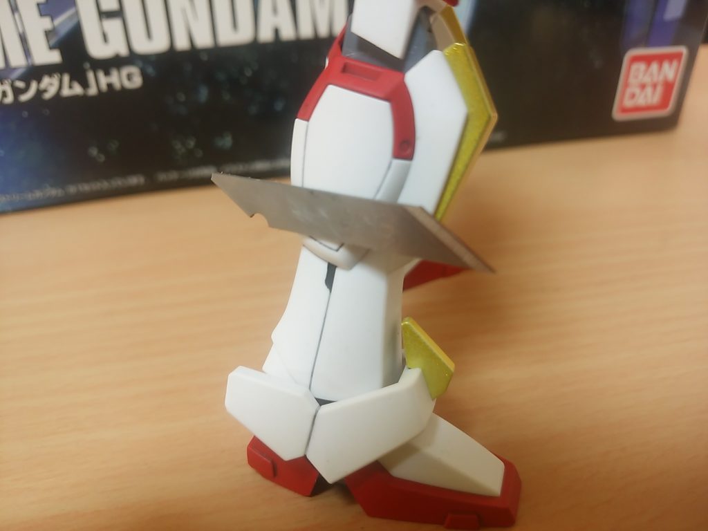 足に磁石を内蔵しているので追加装甲なんかも作れば付けれます