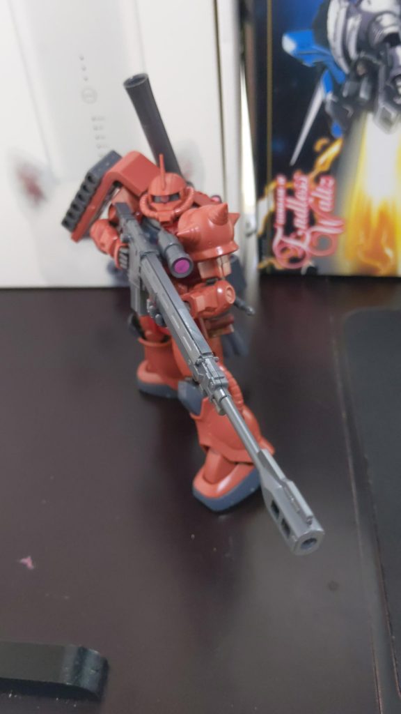 対艦ライフル
ビームライフルだとIフィールドなどによって威力が減衰したり無効化されたりするのであえて実弾兵器を採用している……という設定ですがザクについてきたやつそのままです。通常のザクの3倍の速度で翻弄し、射程圏内に入った敵を狙撃します。