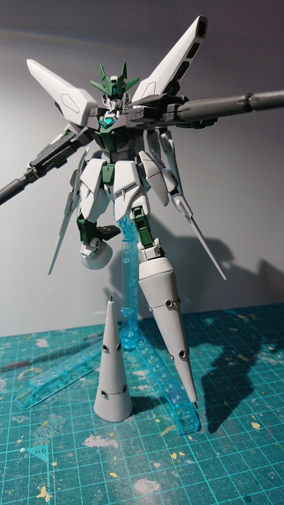 脚部のドラグーンと腰、背中のドラグーンを飛ばし相手を圧倒
極めつけは大型ビームライフルです