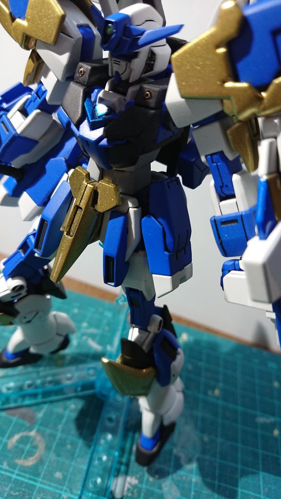 みんなが多分やらない
だろう事をやろうと思いました
①関節を青に
②ビトールガンダム?の頭部センサーの
ツノは撤去
③腕のミサイルポットは腰のサイドアーマーに
④メタルパーツの埋め込み
⑤ボディに迎撃用バルカンを設置