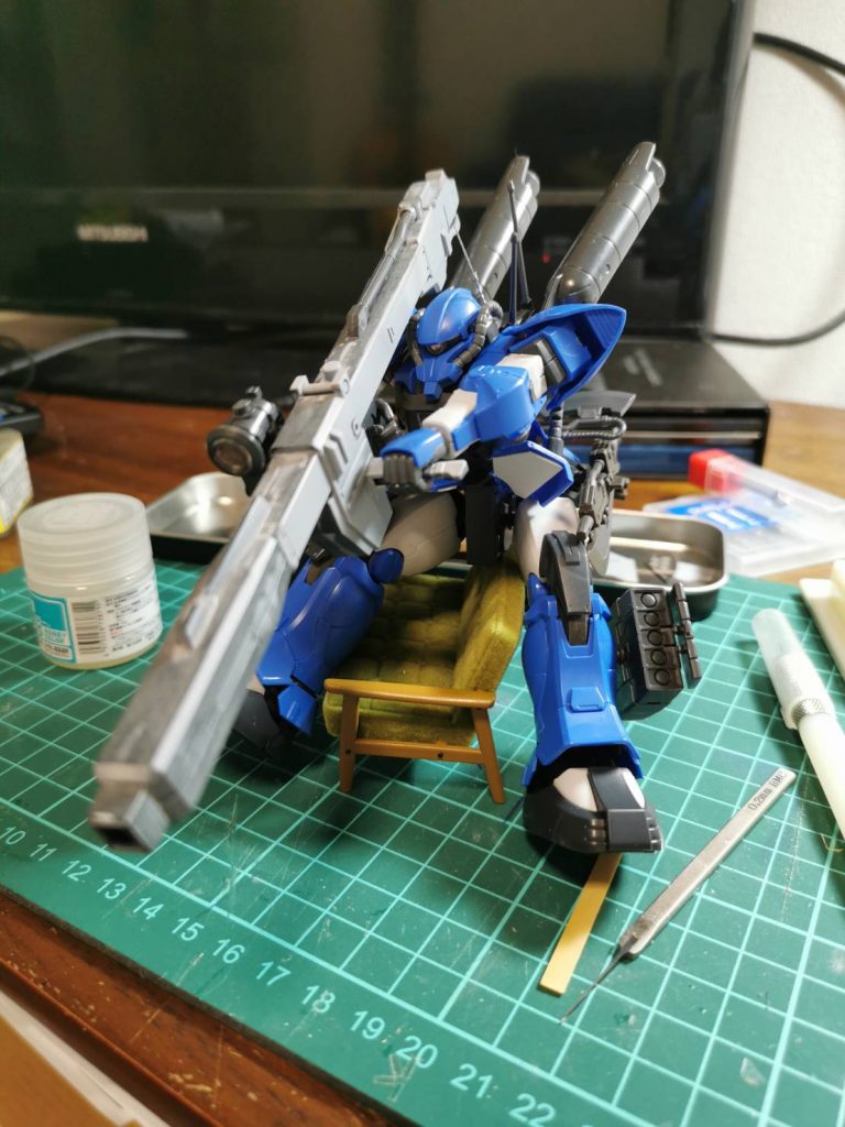 工作過程
プロポーションはキット素組
ジャンクからアンテナ、タンク、バズーカ、ミサイルポッドを追加。
塗り分け、余白や隙間のディテールアップなど。