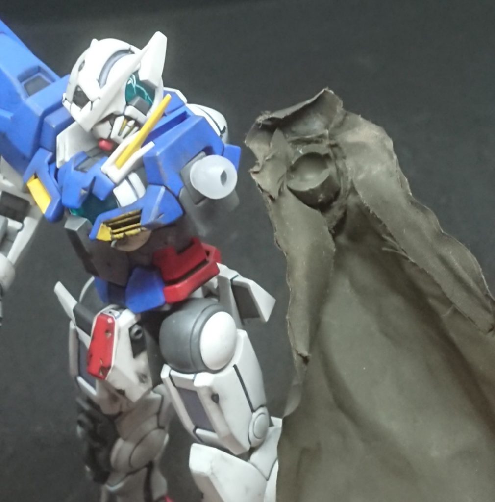 マントを外すとこんな感じ。本体側ポリパーツはハロプラの残り。マント側の受けはボールデンアームズのボールジョイントパーツを、軸を切り詰め接着。この２つはサイズぴったりでおすすめです。マントの左右には手芸店で売ってたプラスチックの針金なるものを仕込んである程度の表情付けを可能に