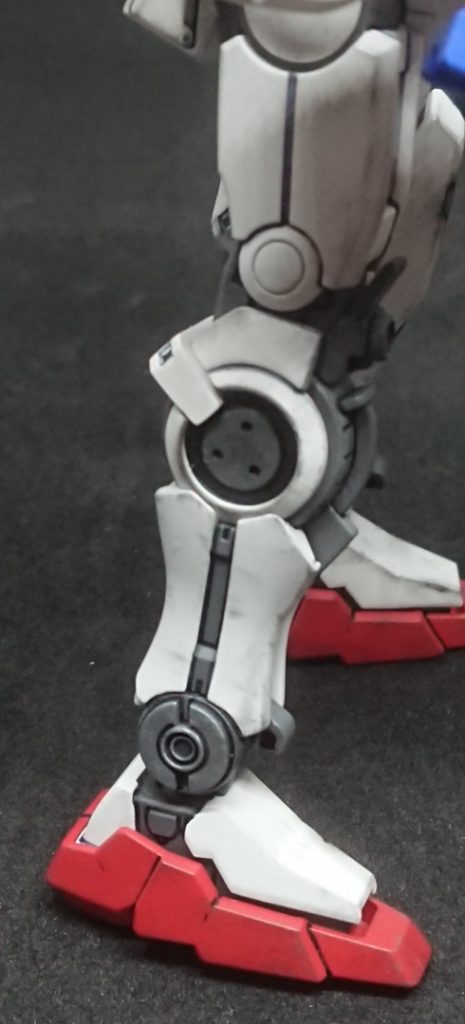 膝のGNコンデンサーが外れているところは設定画を参考に、革製品用の大きめのポンチで抜いた円形のプラ板に穴を開けて接着。右足首は、内側をエポパテで埋めて間接のポリ受けを保護しつつ表面を平らに削り混み、ウェーブのプラサポのパーツを加工した外縁パーツ内に、コトブキヤ円形ディテールを仕込んで設定に近づけました…がここは形状的に妥協してます。