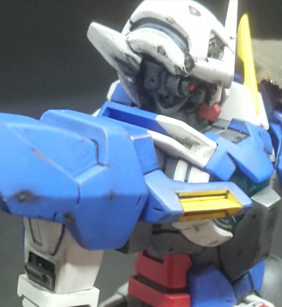 頭部アップ。ニッパーとデザインナイフでグリグリえぐり、自作のカメラパーツをセット。カメラパーツは適当なプラ材を適当に設定画に似せて切った貼ったでアバウトに制作