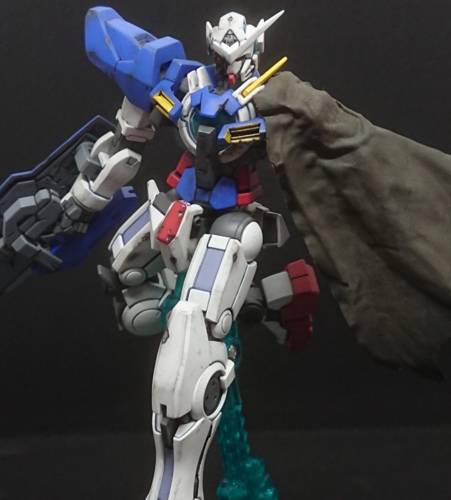 赤いカメラやレンズは蛍光塗料で塗装し、ブラックライトを当てるとメイン写真のように光ります。当てないとこのように