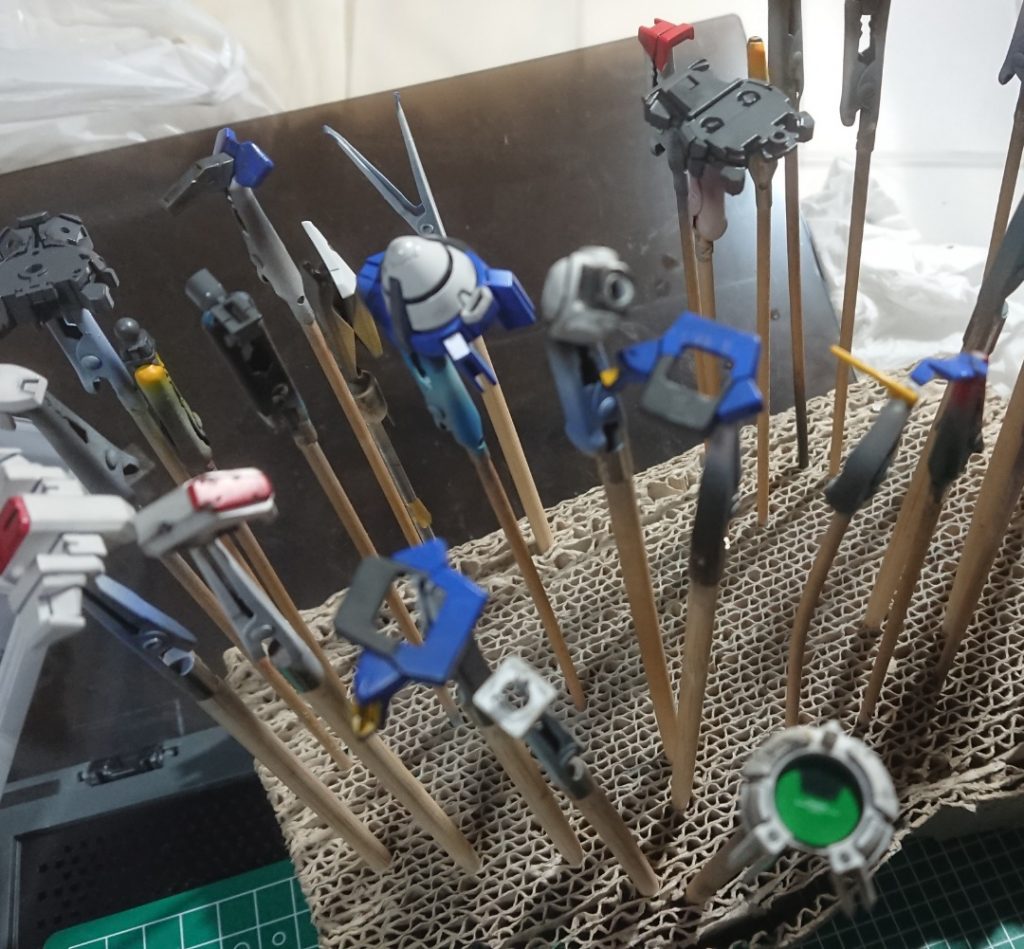 青:ガイアカラーコバルトブルー白:ガイアカラーニュートラルグレー1赤:クレオスRLM23レッド黄:ガンダムカラーMSイエローケーブル:ダグラムカラーパープルグレーフレーム:ガイアカラーニュートラルグレー4武器グレー:クレオスニュートラルグレーレンズ:ガイアカラー蛍光グリーン(後頭部カメラ等は下地スターブライトイアン)GNソード(明):クレオススーパーアイアン2GNソード(暗):ガイアカラースターブライトイアン