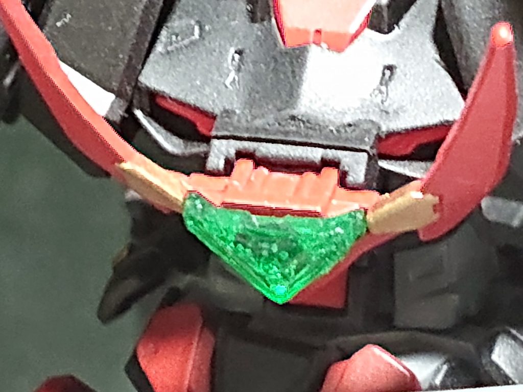 胸のクリスタルは元々プラパーツでしたので、レジンで複製してMr.COLORのクリアグリーンで塗装しています