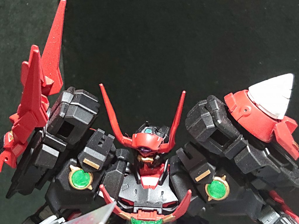 右肩には鬼の盾、左肩にはGNドライブを装備させ、アシンメトリーなスタイルにしています