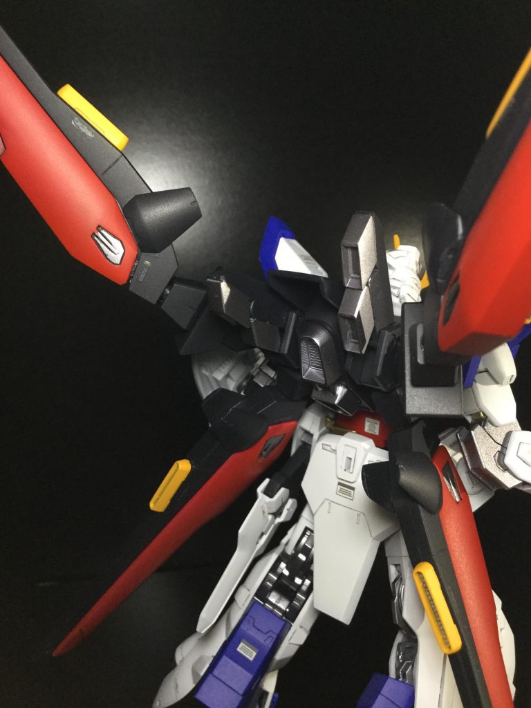 アメイジングストライクフリーダムのバックパックをベースに、ドラグーン用にプラットフォーム化。本来ビームキャノン基部だった箇所は、可動式ブースターに改造。