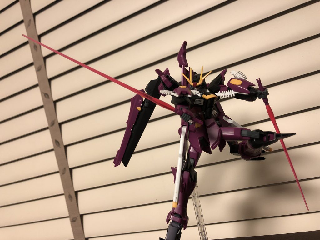 ビームサーベルもストライクフリーダムと同等のもので連結しハルバードモードも可能で連結し片側からふた回り大きいビームサーベルを出す事も出来るがビームサーベル本体の負担大