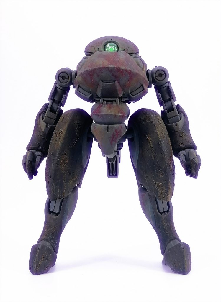 フレーバー的な設定
大体火星でロボでモンハン世界。
人類拠点ログ
人類拠点は過去から現在までいまだたった一つであり、ありえないことだが所属不明のDSmsに助けられたという噂が広まっている。
証言から状態の劣悪な100年以上前のコアユニットを運用しており、可能性としてはドラゴンスレイヤーの登録タグ開始以前、第一次調査団の生き残りが居るという事が考えられるが所属を明かさず帰還しない合理的理由が存在しないため加工の疑いのない記録が求められる。
私が気づいた時、最初に思い出したのは自身の最期だった。
最早為す術もなく、ただ菌糸に包まれて死に逝く自身の記憶と、記憶とは異なる手足を見て、私はもはや私ですら無い何者かであるのだと理解した。
メインストーリーとか無いのでネタバレ的に書いちゃうと
第一次調査団として派遣され全滅した初期の機体に菌糸が入り込み、偶々中の脳をそのままトレースするように菌糸が伸びた結果中の人の思考が再現された半機半竜。
本人そのものと連続しているわけではなくあくまでも複製された物。自覚があるので精神的にはとても悲惨な感じ。
機体として無事なのは胴を中心とした一部外装と骨格、半永久機関の動力ユニットだけであとはほぼ菌糸に置き換わっています。
特に手足は元々失われた部分が多くフレームの外殻が一部ガイド的に残っているのみ。
生物としては動力ユニットから発生するエネルギーをカロリーとして摂取しDSmsを骨格として取り込んだ特異な進化をした一種一個体のオロチ。
脳を模して思考が発生したのは全くの偶然。
帰る場所も無くかといって獣のように生きることも出来ないのでせめて自分のような存在が増える事が無いように人を助けて回る生活をしている。